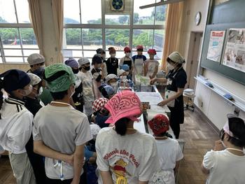 調理のポイントを聞く児童