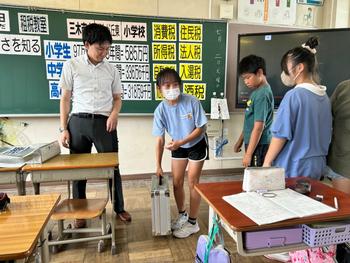 お金の重さを実感する児童