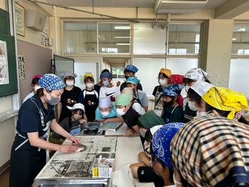 調理のポイントを聞く児童(2)