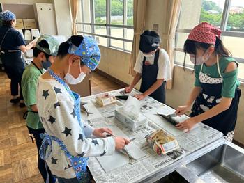 魚をさばく児童