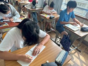 書く活動に取り組む児童(1)