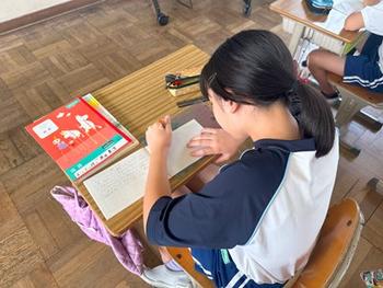 書く活動に取り組む児童(2)