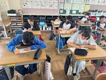 書く活動に取り組む児童(3)