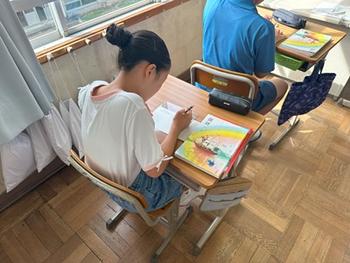 書く活動に取り組む児童(4)