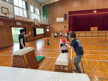 開脚跳びに挑戦する児童(4)