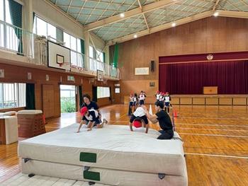 台上前転に挑戦する児童(2)