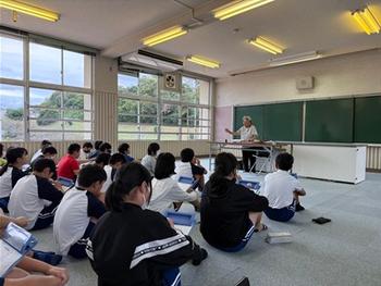 近藤先生の話を聞く児童(1)