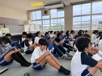 近藤先生の話を聞く児童(2)