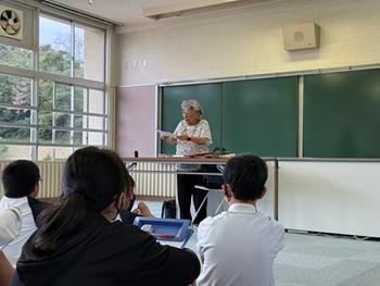 近藤先生の話を聞く児童(3)