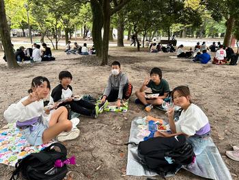 お弁当を食べる児童(2)