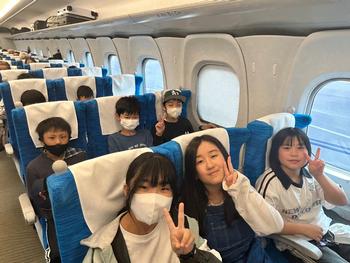 新幹線に乗る児童(2)