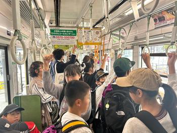 広島電鉄に乗る児童