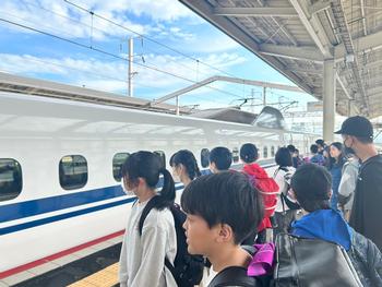 新幹線に乗る児童