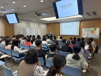 講話を聞く児童(1)
