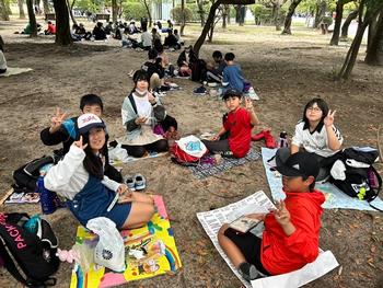 お弁当を食べる児童(1)