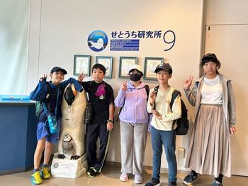 宮島水族館を見学する児童