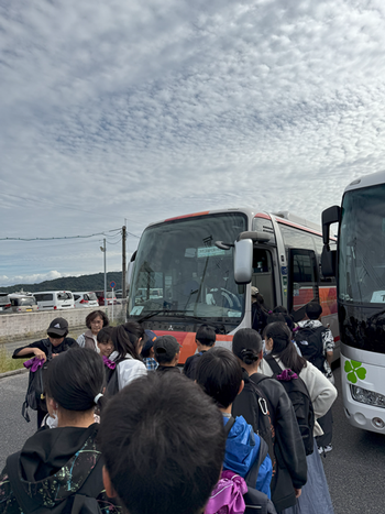 バスに乗り込む児童
