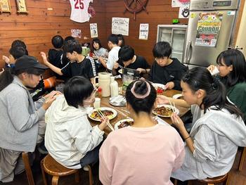 お好み焼きを食べる児童(1)