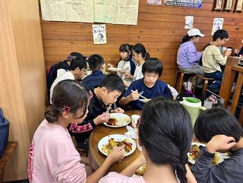 お好み焼きを食べる児童(2)