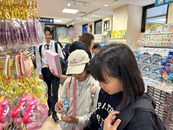 買い物を楽しむ児童(1)