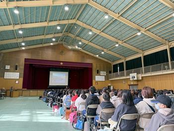 体育館で説明を受ける児童