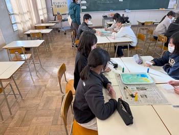 図工の体験授業を受ける児童