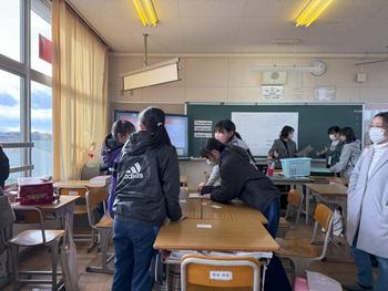 英語の授業を受ける児童