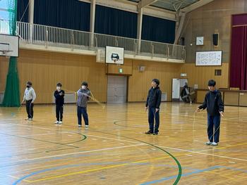 体育の授業を受ける児童