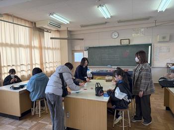 家庭科の授業を受ける児童