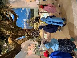 王子動物園に到着して移動をする児童