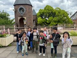 園内を散策する児童(1)