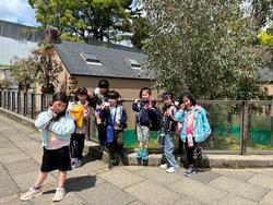園内を散策する児童(2)