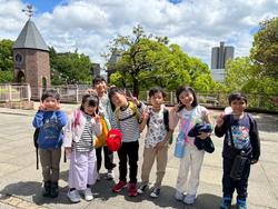 園内を散策する児童(3)