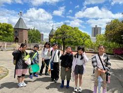 園内を散策する児童(5)