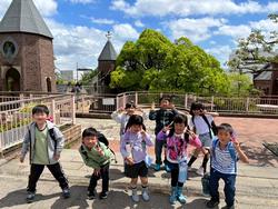 園内を散策する児童(6)