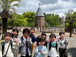 園内を散策する児童(8)