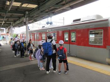 志染駅で電車に乗る児童
