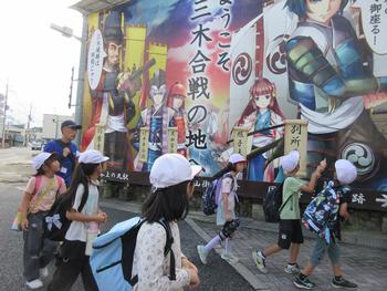 ナメラ商店街を通る児童
