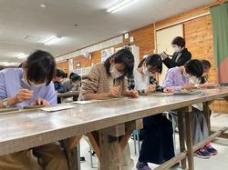 粘土へ絵付け