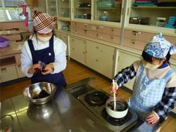 寒天を煮溶かしたりあんの用意をしたりしている