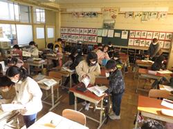 ペアで話し合っている様子です