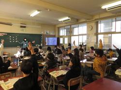みんなで学び合っている様子です