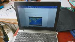 パワーポイントで発表するグループ