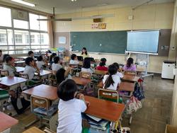 パワーポイント見ながら学習する子どもたち