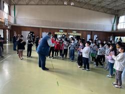 みんなで竹とんぼをとばす