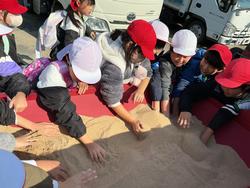 ゴルフ場の管理に使う砂をさわらせてもらいました