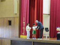 子どもたちから手紙と花束