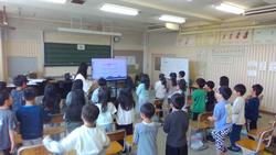 体の動きもつけて歌っています