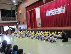 プレゼントの王冠を被った1年生