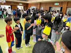 笑顔で1年生をむかえる様子